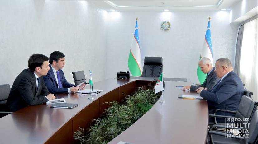 L’Ambassadeur S.E.M. Boumédiène GUENNAD, reçu par son S.E.M. Aziz Voïtov, Ministre de l'Agriculture de la République d'Ouzbékistan.